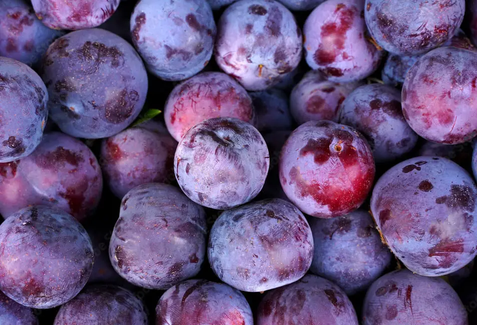 Una foto de ciruelas a granell